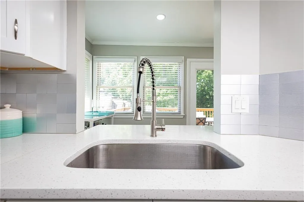 82 Dunwoody Springs Drive, Atlanta, Georgia 30328, 3 Bedrooms Bedrooms, ,2 BathroomsBathrooms,Residential,Sold,82 Dunwoody Springs Drive,6884892