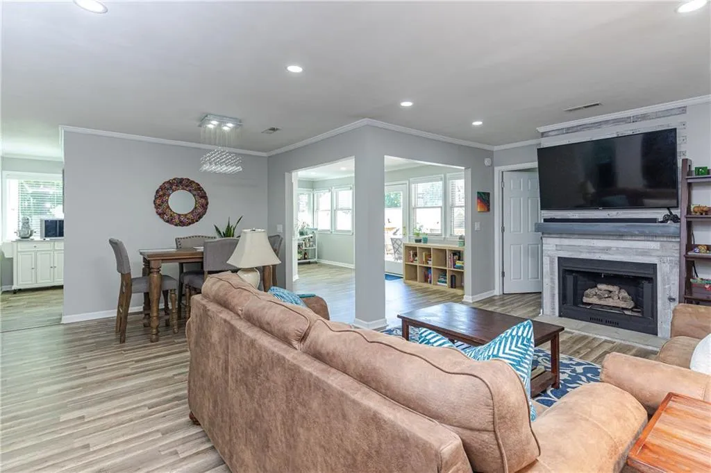 82 Dunwoody Springs Drive, Atlanta, Georgia 30328, 3 Bedrooms Bedrooms, ,2 BathroomsBathrooms,Residential,Sold,82 Dunwoody Springs Drive,6884892