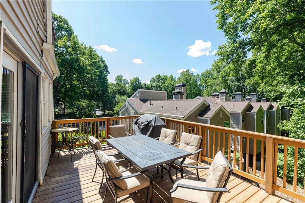 82 Dunwoody Springs Drive, Atlanta, Georgia 30328, 3 Bedrooms Bedrooms, ,2 BathroomsBathrooms,Residential,Sold,82 Dunwoody Springs Drive,6884892