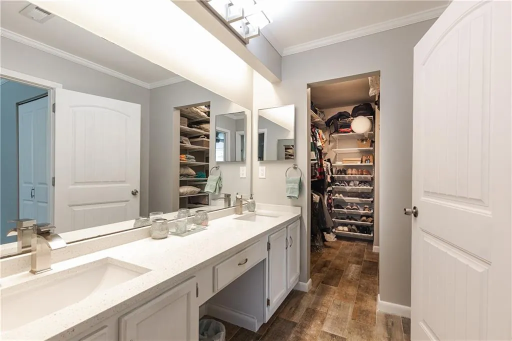 82 Dunwoody Springs Drive, Atlanta, Georgia 30328, 3 Bedrooms Bedrooms, ,2 BathroomsBathrooms,Residential,Sold,82 Dunwoody Springs Drive,6884892