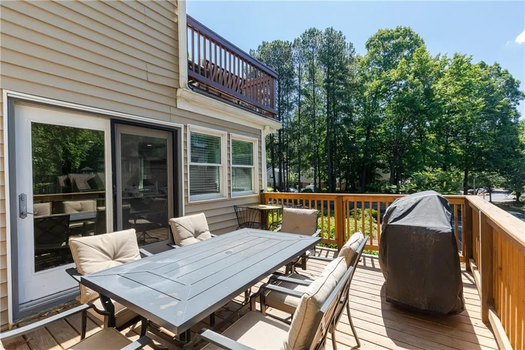 82 Dunwoody Springs Drive, Atlanta, Georgia 30328, 3 Bedrooms Bedrooms, ,2 BathroomsBathrooms,Residential,Sold,82 Dunwoody Springs Drive,6884892