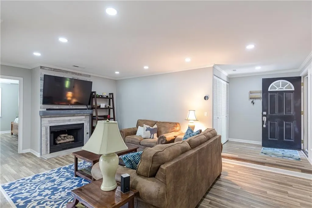 82 Dunwoody Springs Drive, Atlanta, Georgia 30328, 3 Bedrooms Bedrooms, ,2 BathroomsBathrooms,Residential,Sold,82 Dunwoody Springs Drive,6884892