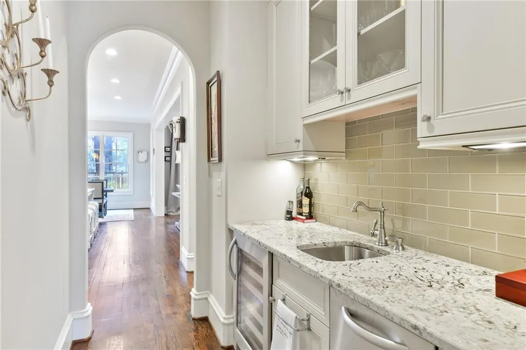 5370 High Point Manor, Atlanta, Georgia 30342, 6 Bedrooms Bedrooms, ,7 BathroomsBathrooms,Residential,Sold,5370 High Point Manor,6669447