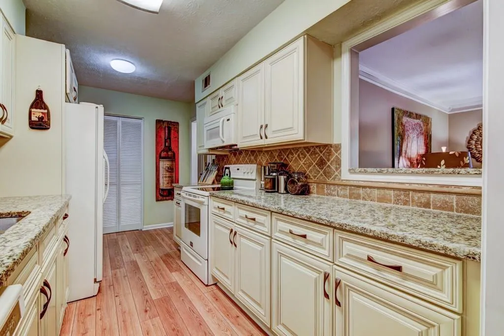 725 Dalrymple Road Unit 8h, Sandy Springs, Georgia 30328, 2 Bedrooms Bedrooms, ,2 BathroomsBathrooms,Residential,Sold,725 Dalrymple Road Unit 8h,6088975