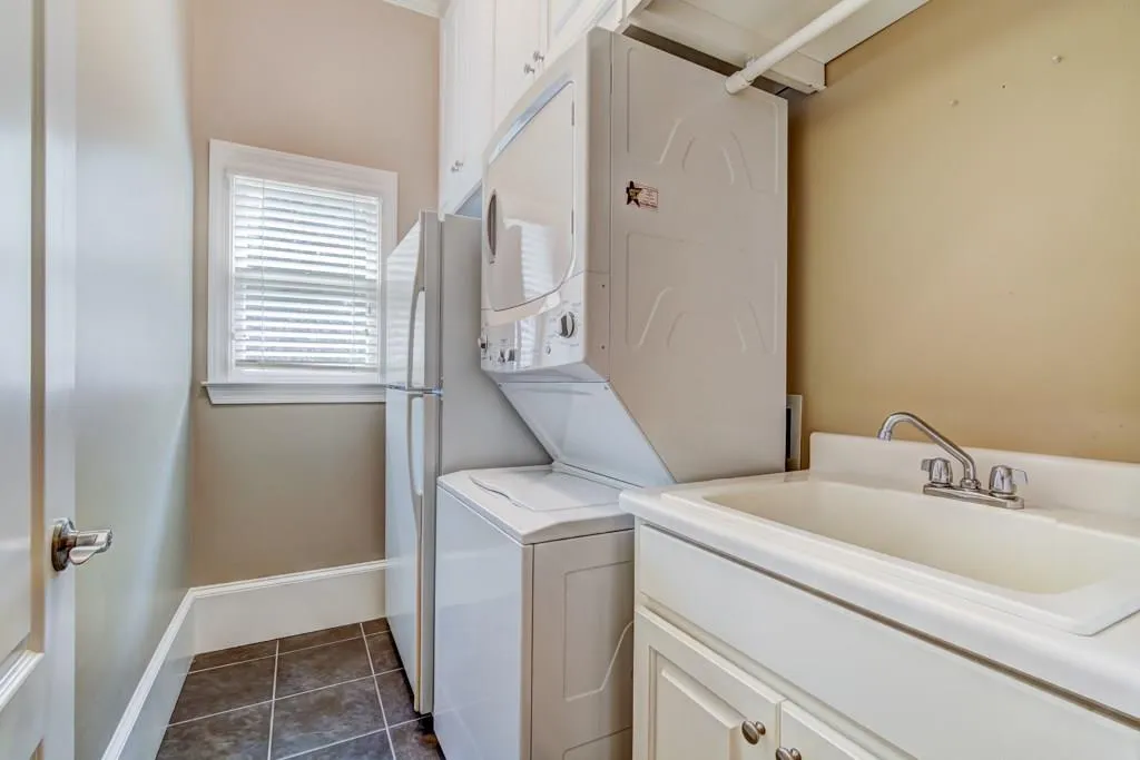 7937 Stratford Lane, Sandy Springs, Georgia 30350, 5 Bedrooms Bedrooms, ,5 BathroomsBathrooms,Residential,Sold,7937 Stratford Lane,6041273