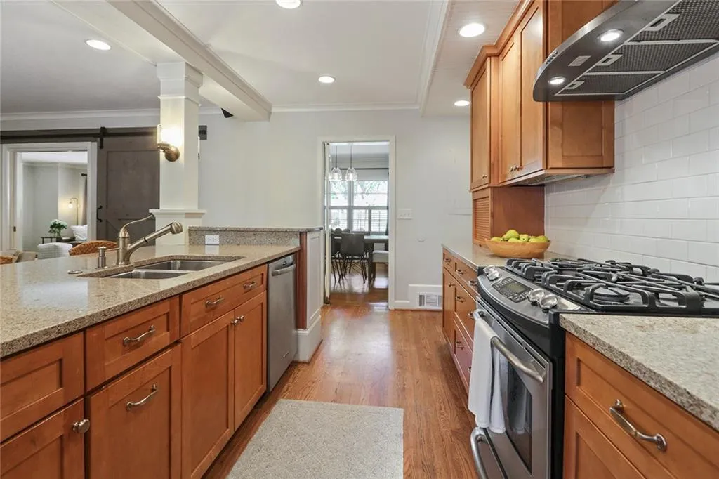 5985 Greenbrier Road, Sandy Springs, Georgia 30328, 3 Bedrooms Bedrooms, ,2 BathroomsBathrooms,Residential,Sold,5985 Greenbrier Road,6876448