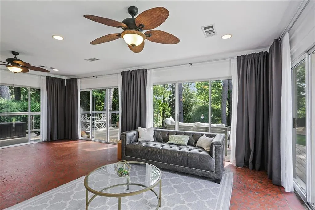 5985 Greenbrier Road, Sandy Springs, Georgia 30328, 3 Bedrooms Bedrooms, ,2 BathroomsBathrooms,Residential,Sold,5985 Greenbrier Road,6876448