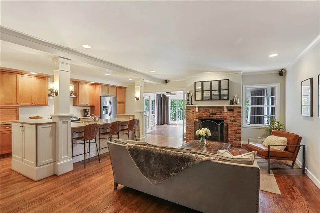 5985 Greenbrier Road, Sandy Springs, Georgia 30328, 3 Bedrooms Bedrooms, ,2 BathroomsBathrooms,Residential,Sold,5985 Greenbrier Road,6876448