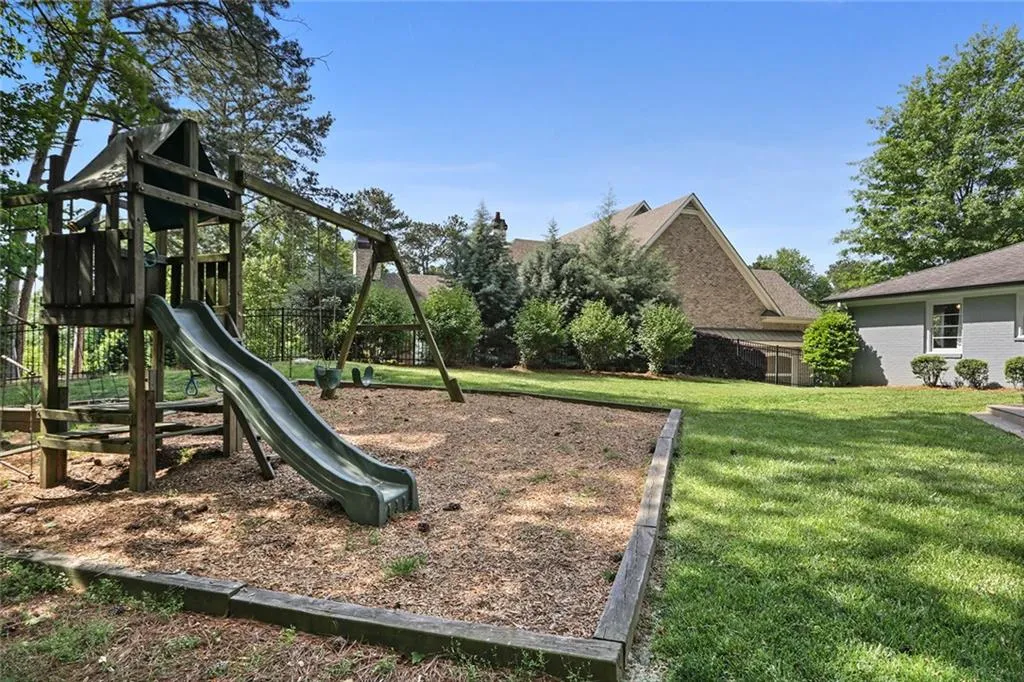 5985 Greenbrier Road, Sandy Springs, Georgia 30328, 3 Bedrooms Bedrooms, ,2 BathroomsBathrooms,Residential,Sold,5985 Greenbrier Road,6876448