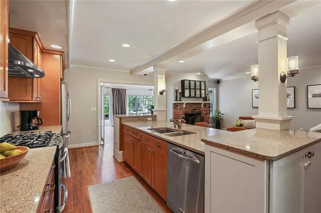 5985 Greenbrier Road, Sandy Springs, Georgia 30328, 3 Bedrooms Bedrooms, ,2 BathroomsBathrooms,Residential,Sold,5985 Greenbrier Road,6876448