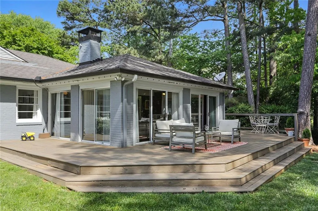 5985 Greenbrier Road, Sandy Springs, Georgia 30328, 3 Bedrooms Bedrooms, ,2 BathroomsBathrooms,Residential,Sold,5985 Greenbrier Road,6876448