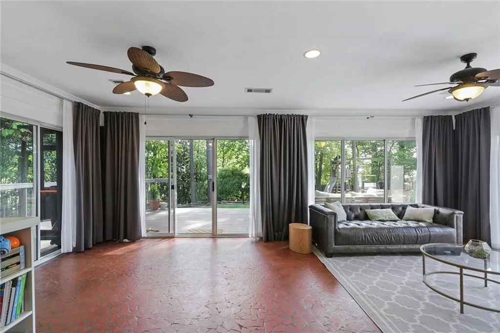 5985 Greenbrier Road, Sandy Springs, Georgia 30328, 3 Bedrooms Bedrooms, ,2 BathroomsBathrooms,Residential,Sold,5985 Greenbrier Road,6876448