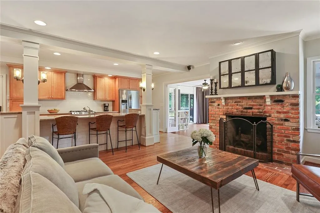 5985 Greenbrier Road, Sandy Springs, Georgia 30328, 3 Bedrooms Bedrooms, ,2 BathroomsBathrooms,Residential,Sold,5985 Greenbrier Road,6876448