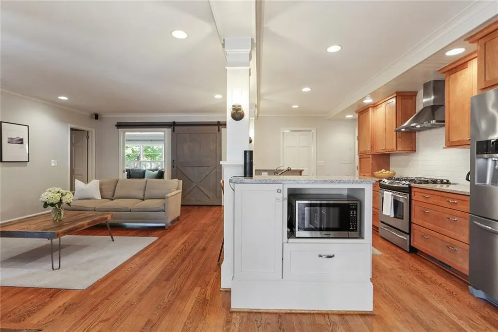 5985 Greenbrier Road, Sandy Springs, Georgia 30328, 3 Bedrooms Bedrooms, ,2 BathroomsBathrooms,Residential,Sold,5985 Greenbrier Road,6876448