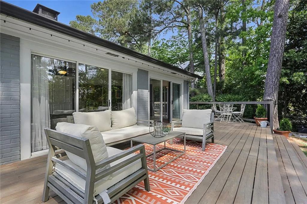 5985 Greenbrier Road, Sandy Springs, Georgia 30328, 3 Bedrooms Bedrooms, ,2 BathroomsBathrooms,Residential,Sold,5985 Greenbrier Road,6876448