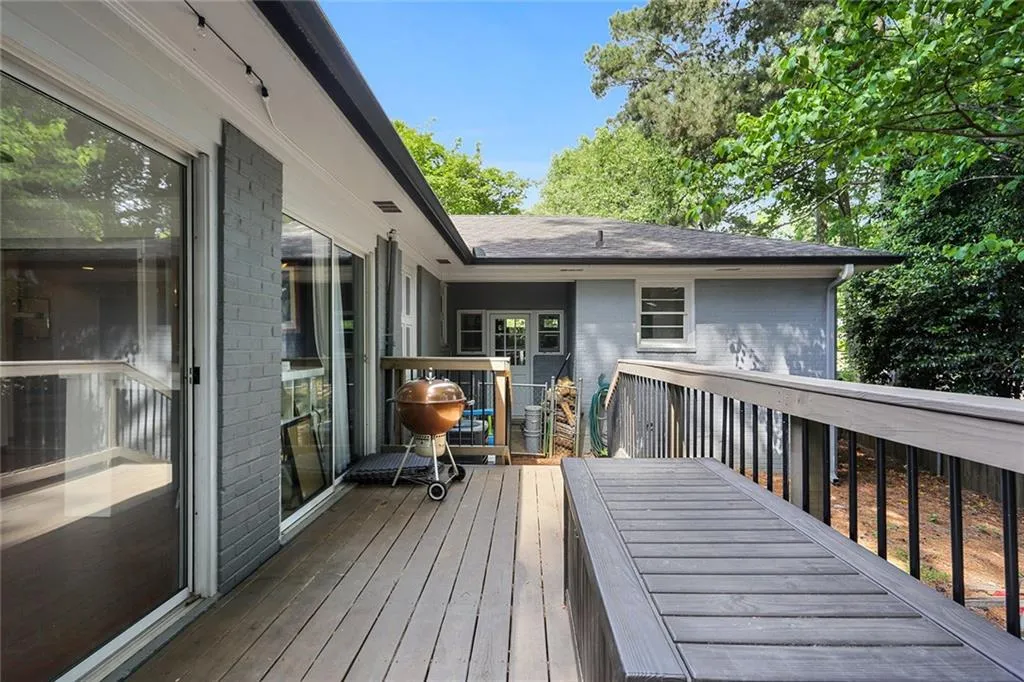 5985 Greenbrier Road, Sandy Springs, Georgia 30328, 3 Bedrooms Bedrooms, ,2 BathroomsBathrooms,Residential,Sold,5985 Greenbrier Road,6876448