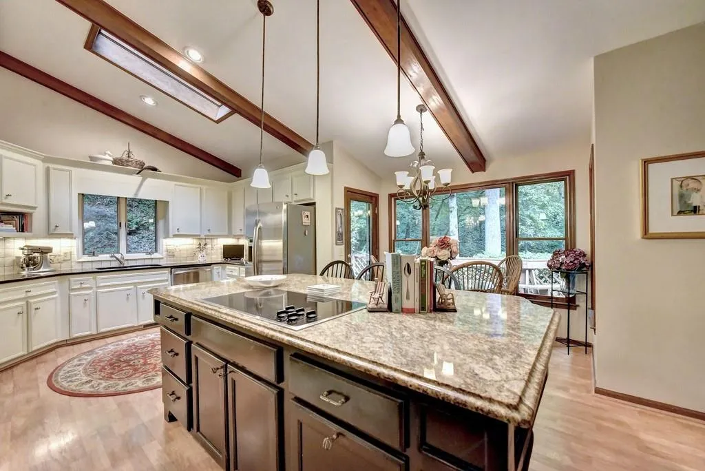 9400 Huntcliff Trace, Atlanta, Georgia 30350, 4 Bedrooms Bedrooms, ,4 BathroomsBathrooms,Residential,Sold,9400 Huntcliff Trace,6724289