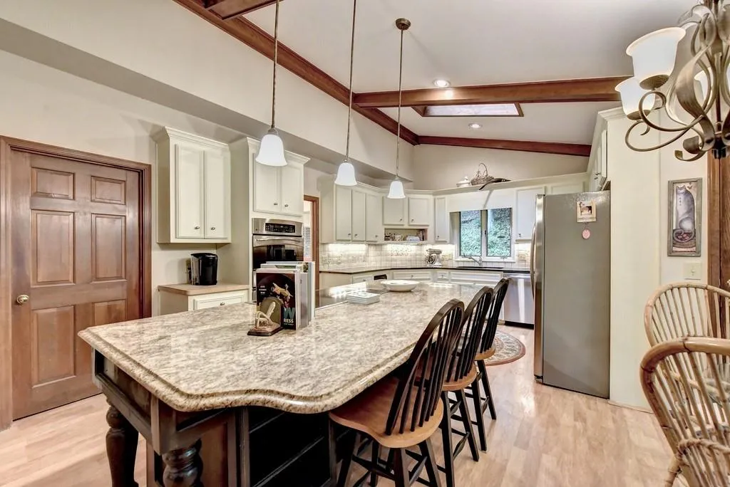 9400 Huntcliff Trace, Atlanta, Georgia 30350, 4 Bedrooms Bedrooms, ,4 BathroomsBathrooms,Residential,Sold,9400 Huntcliff Trace,6724289
