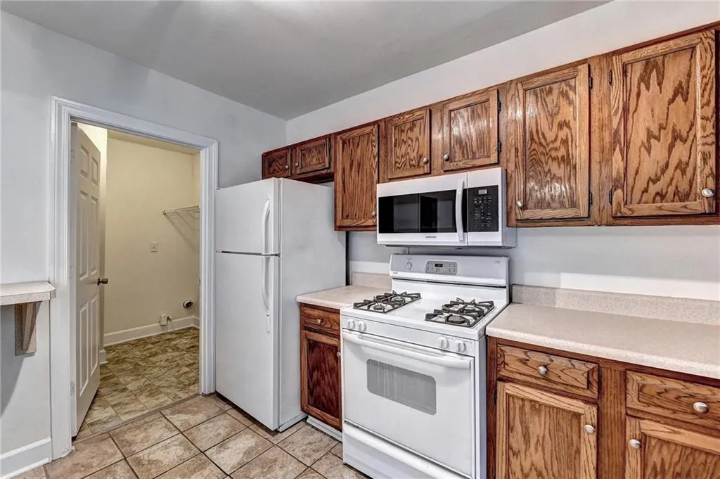 7500 Roswell Road Unit 32, Sandy Springs, Georgia 30350, 2 Bedrooms Bedrooms, ,2 BathroomsBathrooms,Residential,Sold,7500 Roswell Road Unit 32,7065631