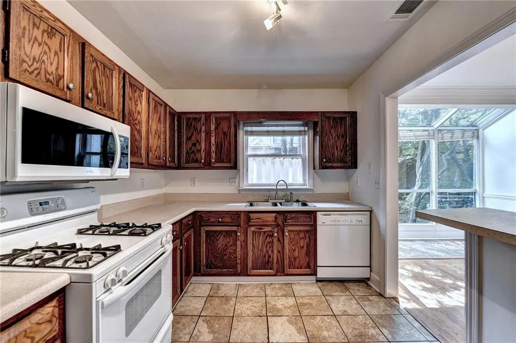 7500 Roswell Road Unit 32, Sandy Springs, Georgia 30350, 2 Bedrooms Bedrooms, ,2 BathroomsBathrooms,Residential,Sold,7500 Roswell Road Unit 32,7065631