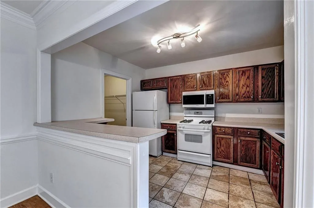 7500 Roswell Road Unit 32, Sandy Springs, Georgia 30350, 2 Bedrooms Bedrooms, ,2 BathroomsBathrooms,Residential,Sold,7500 Roswell Road Unit 32,7065631