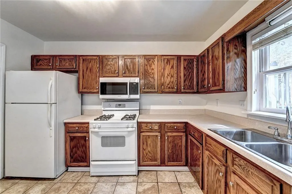 7500 Roswell Road Unit 32, Sandy Springs, Georgia 30350, 2 Bedrooms Bedrooms, ,2 BathroomsBathrooms,Residential,Sold,7500 Roswell Road Unit 32,7065631