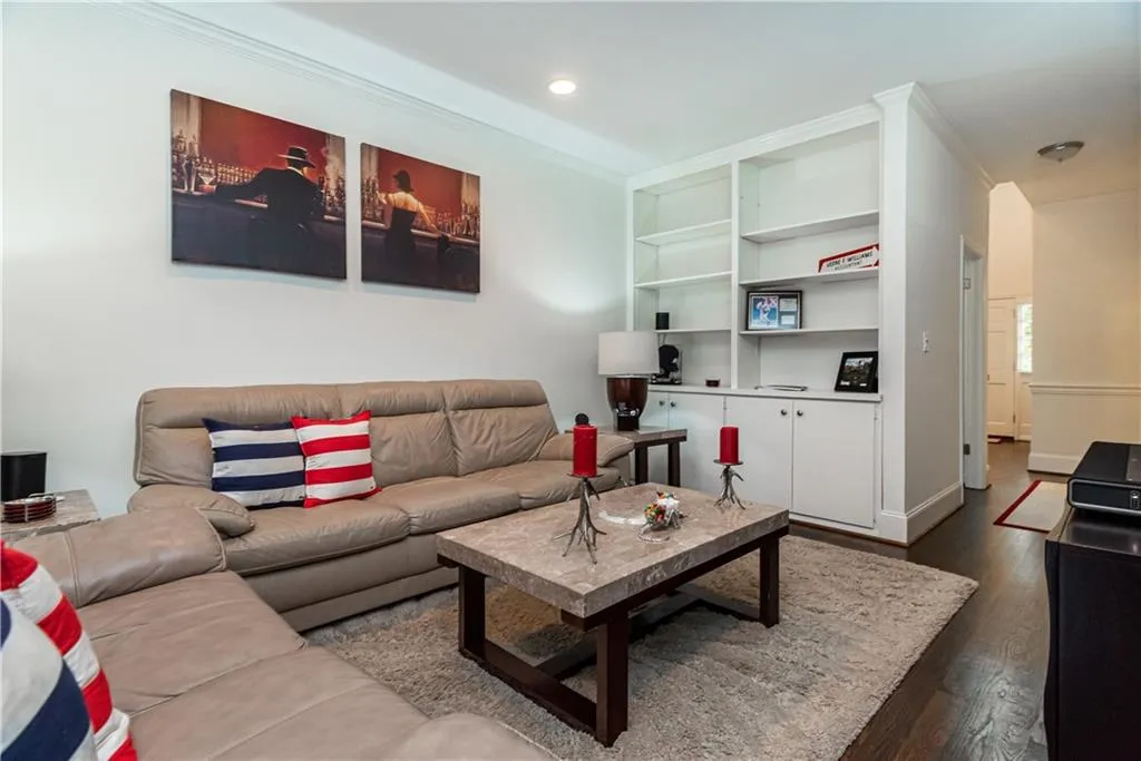 5213 Glenridge Drive, Atlanta, Georgia 30342, 3 Bedrooms Bedrooms, ,3 BathroomsBathrooms,Residential,Sold,5213 Glenridge Drive,6824609