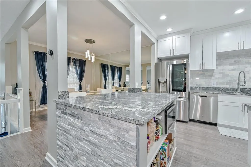 404 Brandywine Circle, Sandy Springs, Georgia 30350, 3 Bedrooms Bedrooms, ,2 BathroomsBathrooms,Residential,Sold,404 Brandywine Circle,7016950
