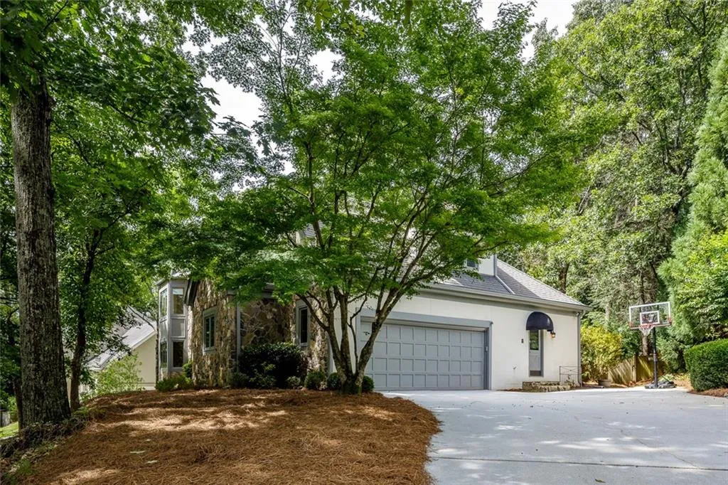 100 Spindale Court, Sandy Springs, Georgia 30350, 6 Bedrooms Bedrooms, ,5 BathroomsBathrooms,Residential,Sold,100 Spindale Court,6744565
