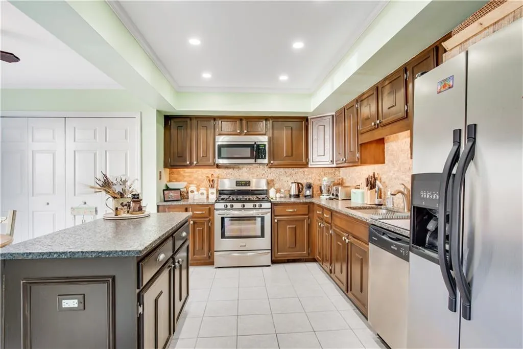 602 Dunwoody Chace, Atlanta, Georgia 30328, 3 Bedrooms Bedrooms, ,2 BathroomsBathrooms,Residential,Sold,602 Dunwoody Chace,6819177