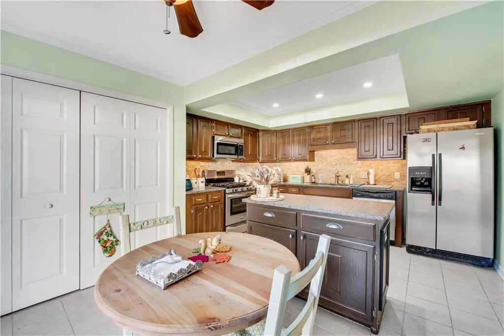 602 Dunwoody Chace, Atlanta, Georgia 30328, 3 Bedrooms Bedrooms, ,2 BathroomsBathrooms,Residential,Sold,602 Dunwoody Chace,6819177