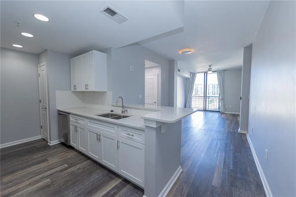 3040 Peachtree Road Nw Unit 613, Atlanta, Georgia 30305, 1 Bedroom Bedrooms, ,1 BathroomBathrooms,Residential,For Sale,3040 Peachtree Road Nw Unit 613,7645953