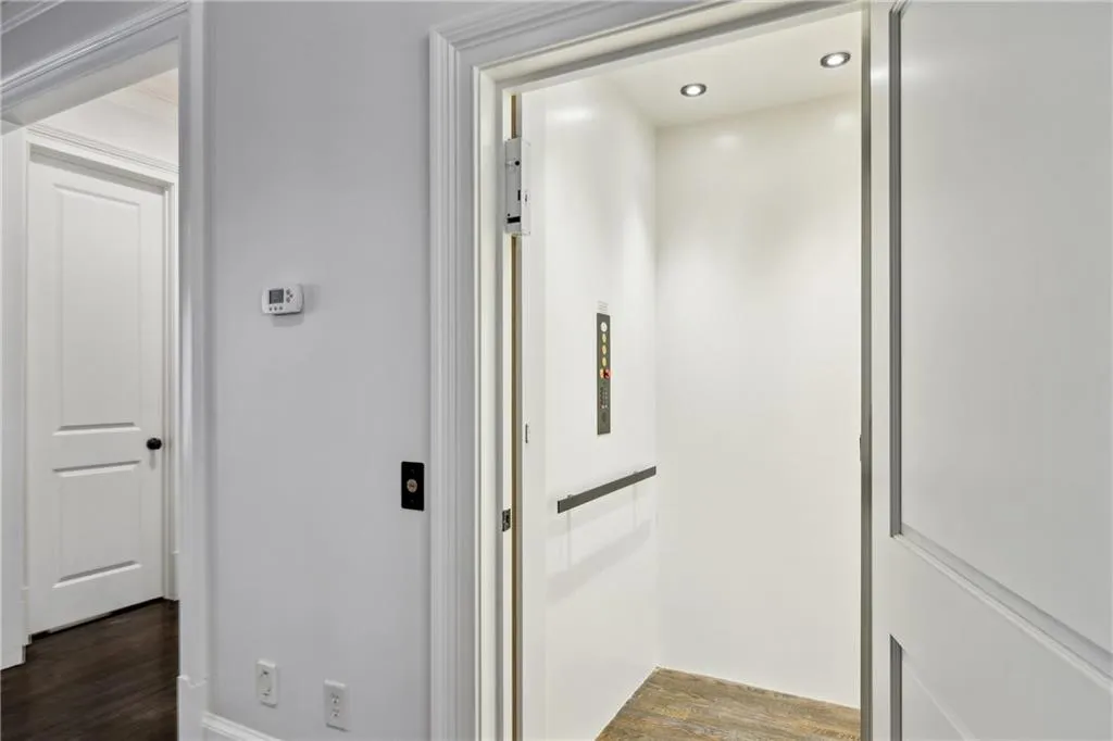 3585 Roxboro Road Ne Unit 2, Atlanta, Georgia 30326, 3 Bedrooms Bedrooms, ,2 BathroomsBathrooms,Residential,For Sale,3585 Roxboro Road Ne Unit 2,7642960