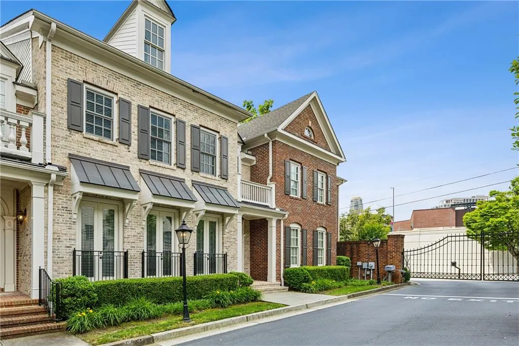 3585 Roxboro Road Ne Unit 2, Atlanta, Georgia 30326, 3 Bedrooms Bedrooms, ,2 BathroomsBathrooms,Residential,For Sale,3585 Roxboro Road Ne Unit 2,7642960