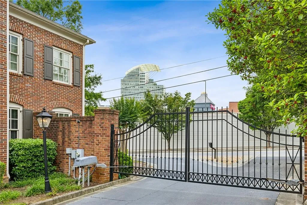 3585 Roxboro Road Ne Unit 2, Atlanta, Georgia 30326, 3 Bedrooms Bedrooms, ,2 BathroomsBathrooms,Residential,For Sale,3585 Roxboro Road Ne Unit 2,7642960