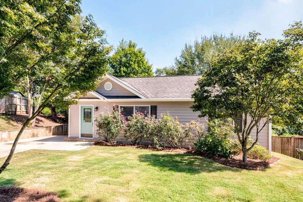 1905 Woodland Hills Avenue Nw, Atlanta, Georgia 30318, 2 Bedrooms Bedrooms, ,2 BathroomsBathrooms,Residential,Sold,1905 Woodland Hills Avenue Nw,5915566