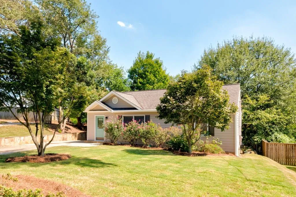 1905 Woodland Hills Avenue Nw, Atlanta, Georgia 30318, 2 Bedrooms Bedrooms, ,2 BathroomsBathrooms,Residential,Sold,1905 Woodland Hills Avenue Nw,5915566
