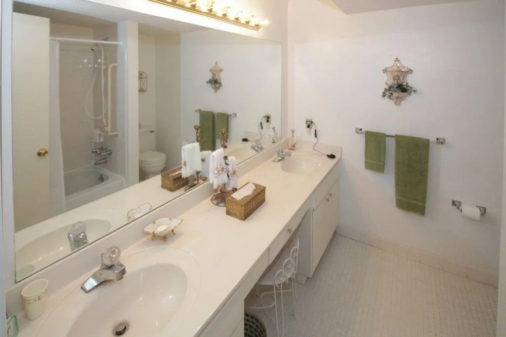 6851 Roswell Road Unit F-16, Sandy Springs, Georgia 30328, 3 Bedrooms Bedrooms, ,2 BathroomsBathrooms,Residential,Sold,6851 Roswell Road Unit F-16,5957759