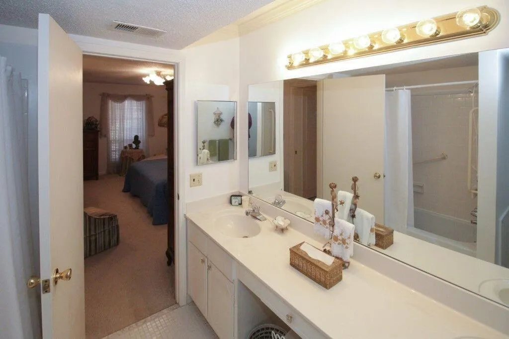 6851 Roswell Road Unit F-16, Sandy Springs, Georgia 30328, 3 Bedrooms Bedrooms, ,2 BathroomsBathrooms,Residential,Sold,6851 Roswell Road Unit F-16,5957759