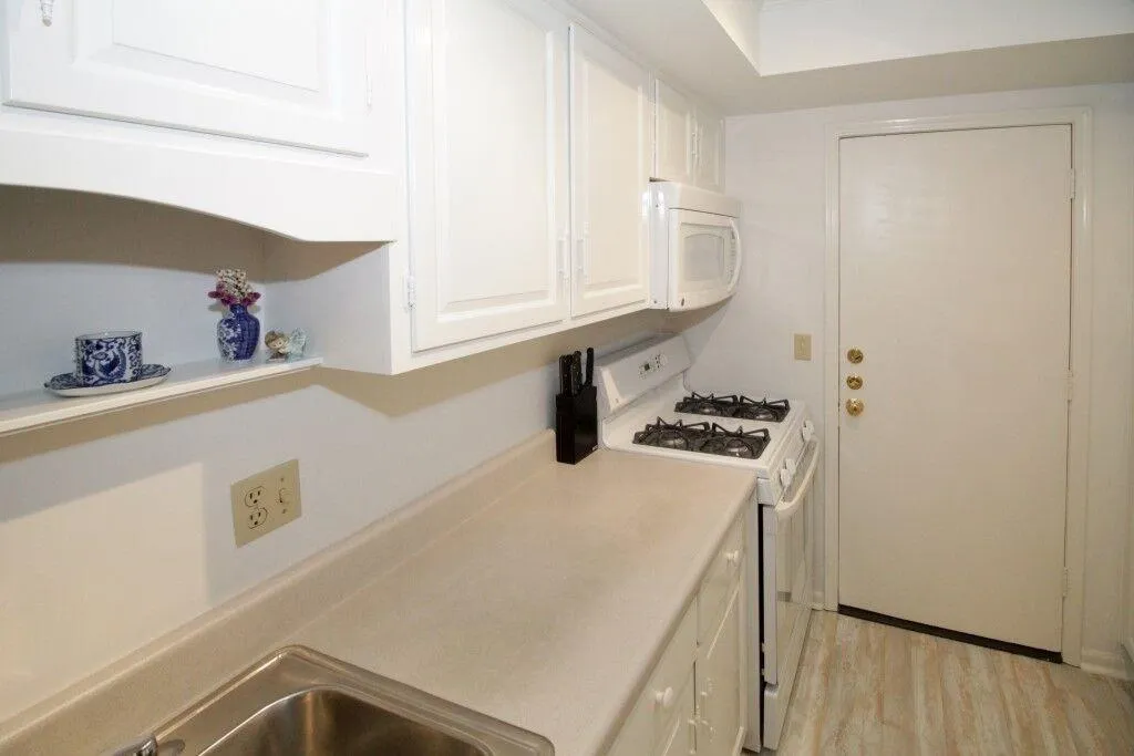 6851 Roswell Road Unit F-16, Sandy Springs, Georgia 30328, 3 Bedrooms Bedrooms, ,2 BathroomsBathrooms,Residential,Sold,6851 Roswell Road Unit F-16,5957759