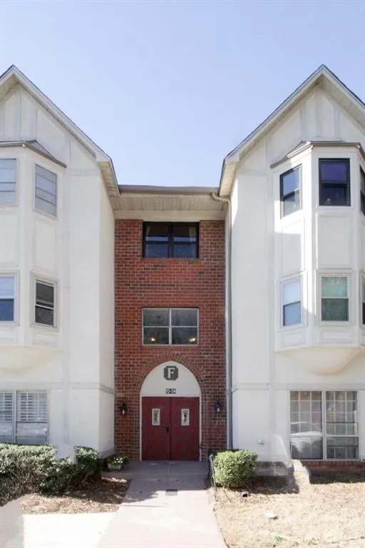 6851 Roswell Road Unit F-16, Sandy Springs, Georgia 30328, 3 Bedrooms Bedrooms, ,2 BathroomsBathrooms,Residential,Sold,6851 Roswell Road Unit F-16,5957759