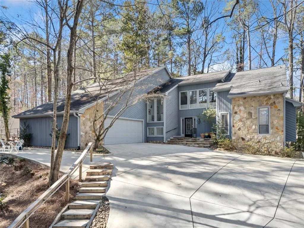 Welcome to 990 Ivy Falls Drive