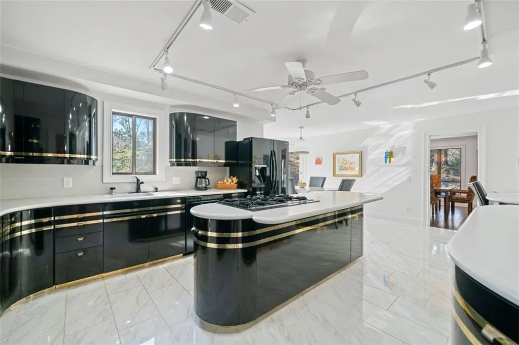 Kitchen with plenty of storage to meet all your needs