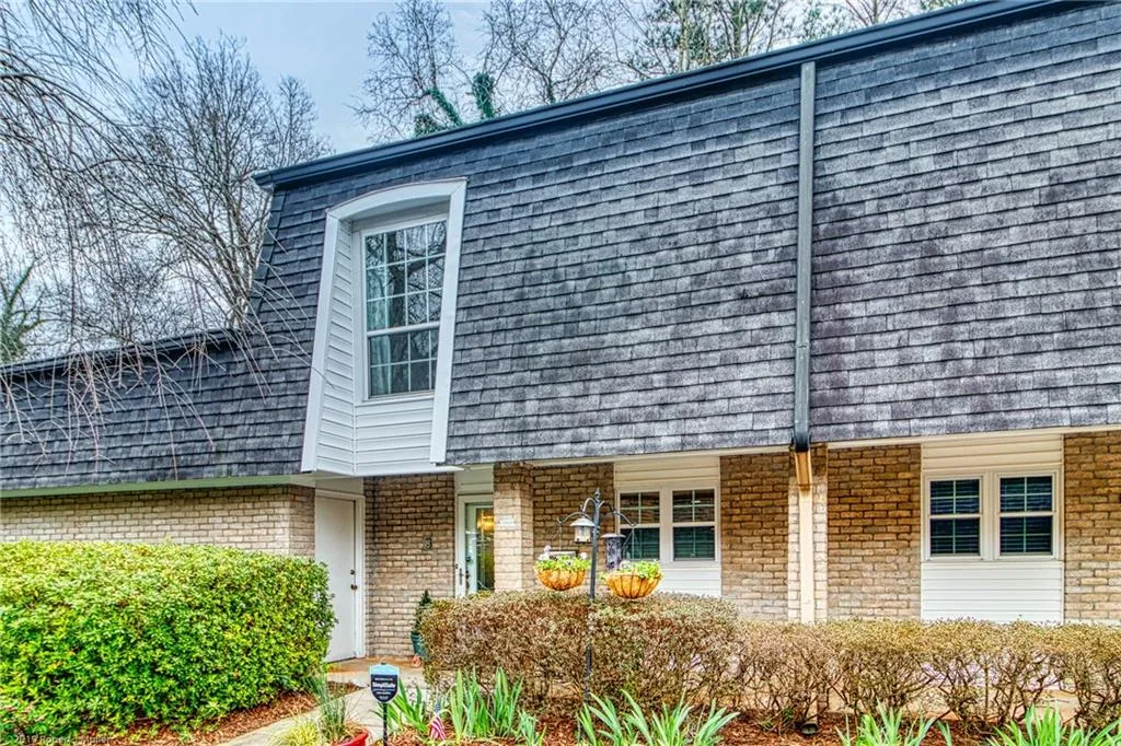 5160 Chemin De Vie, Sandy Springs, Georgia 30342, 2 Bedrooms Bedrooms, ,2 BathroomsBathrooms,Residential,Sold,5160 Chemin De Vie,6696132