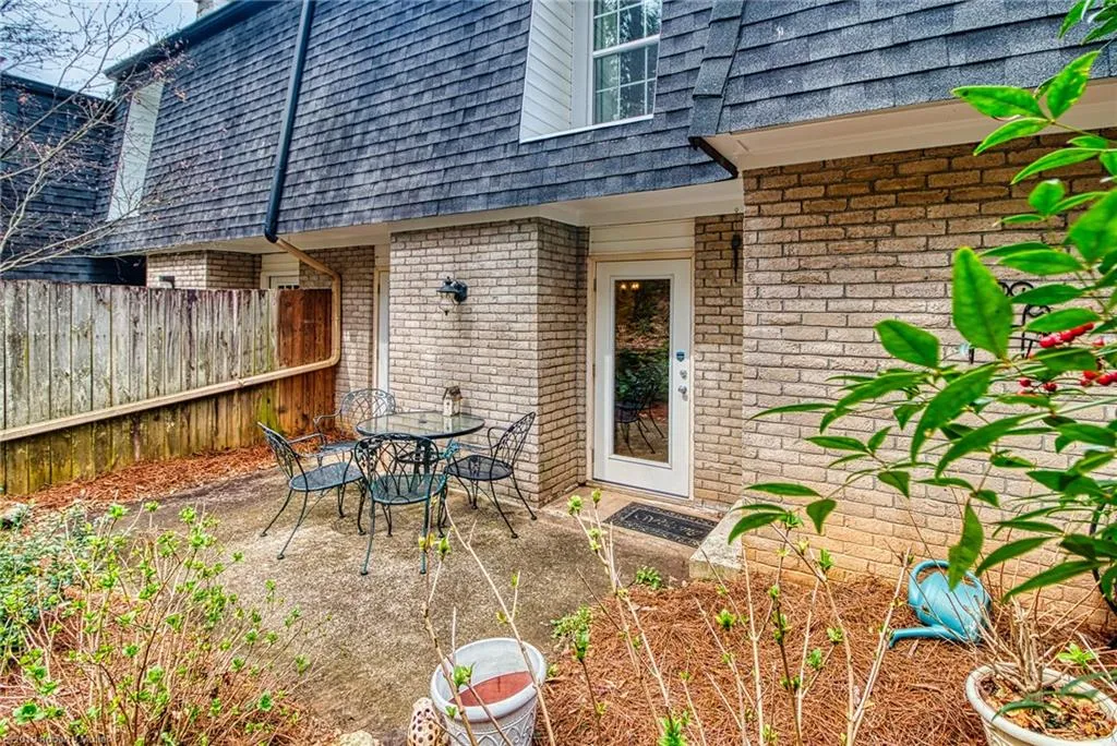 5160 Chemin De Vie, Sandy Springs, Georgia 30342, 2 Bedrooms Bedrooms, ,2 BathroomsBathrooms,Residential,Sold,5160 Chemin De Vie,6696132