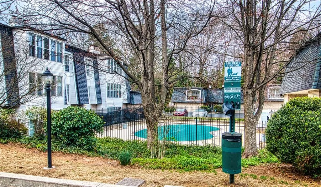 5160 Chemin De Vie, Sandy Springs, Georgia 30342, 2 Bedrooms Bedrooms, ,2 BathroomsBathrooms,Residential,Sold,5160 Chemin De Vie,6696132