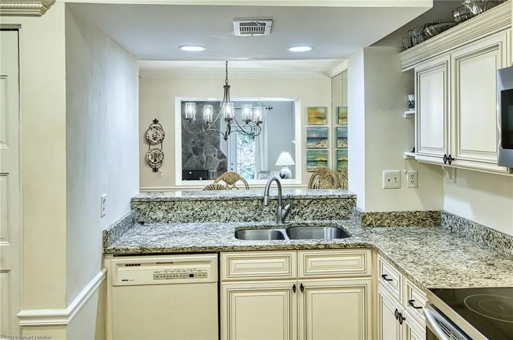 5160 Chemin De Vie, Sandy Springs, Georgia 30342, 2 Bedrooms Bedrooms, ,2 BathroomsBathrooms,Residential,Sold,5160 Chemin De Vie,6696132