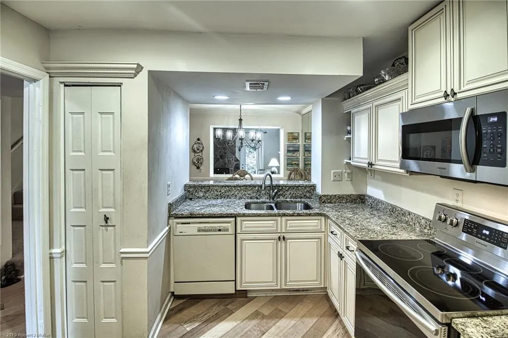 5160 Chemin De Vie, Sandy Springs, Georgia 30342, 2 Bedrooms Bedrooms, ,2 BathroomsBathrooms,Residential,Sold,5160 Chemin De Vie,6696132