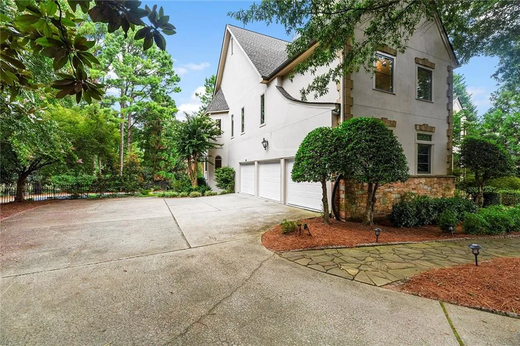 235 Helmsley Drive, Sandy Springs, Georgia 30327, 6 Bedrooms Bedrooms, ,5 BathroomsBathrooms,Residential,Sold,235 Helmsley Drive,7099830