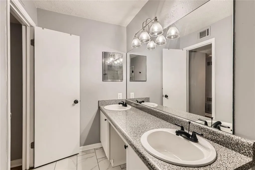 5147 Roswell Road Unit 10, Sandy Springs, Georgia 30342, 2 Bedrooms Bedrooms, ,1 BathroomBathrooms,Residential,Sold,5147 Roswell Road Unit 10,6954167